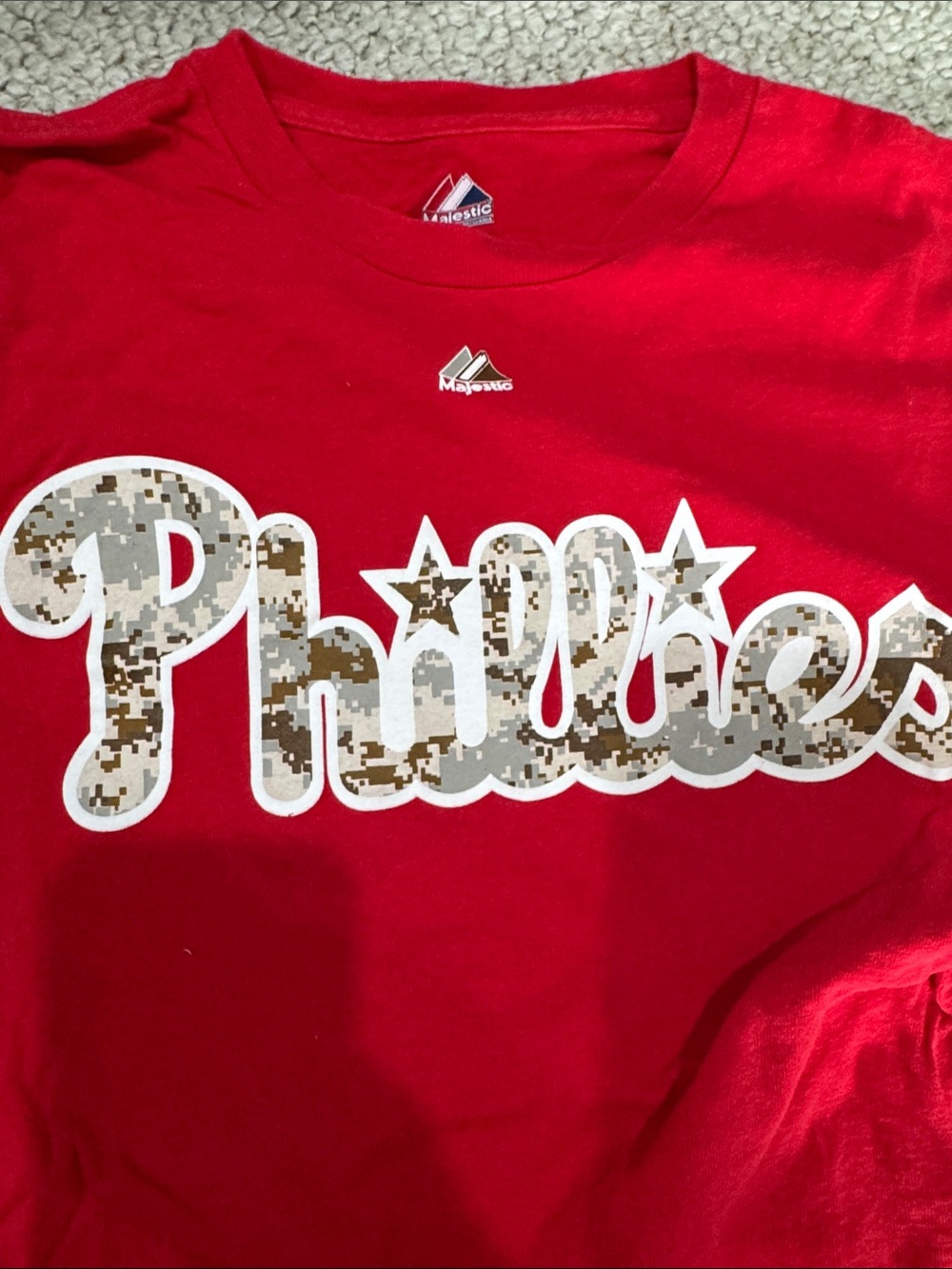 Majestic Red Phillies Tee with camo logo - Picture 3 of 4